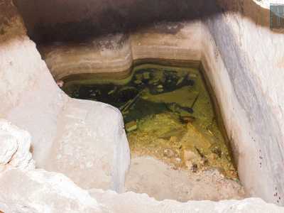 Sulla destra � posizionato un vascone: si tratta di una cisterna naturale, un tempo usata per la lavorazione dell'olio